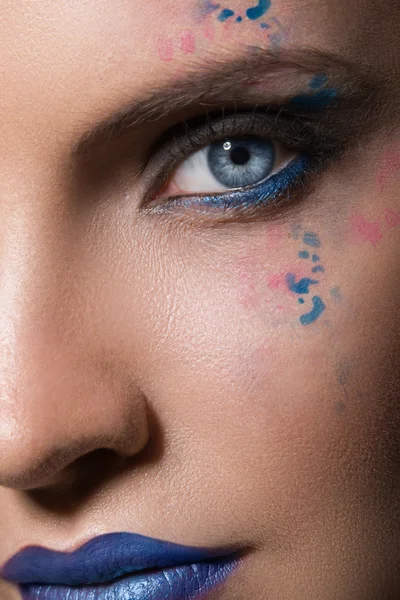 Modelo femenino con maquillaje artístico — Foto de Stock