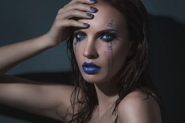 Kvinnlig modell med konstnärliga make up — Stockfoto