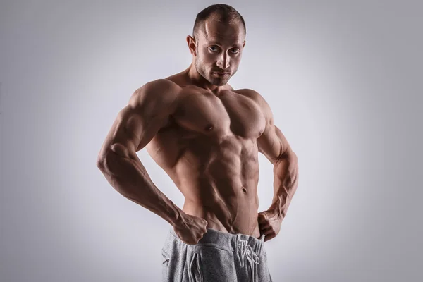 Homem bonito e musculoso — Fotografia de Stock