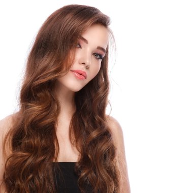 Uzun parlak saçlı kadın