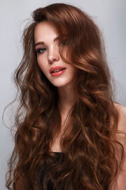 uzun kıvırcık saçlı kadın