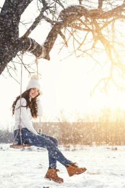 Kış Park'ta neşeli kadın 