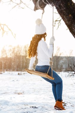 Salıncak ile mutlu kız