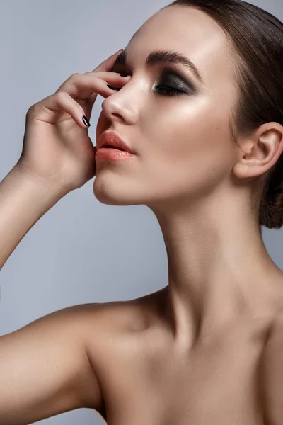 Mujer con maquillaje elegante — Foto de Stock