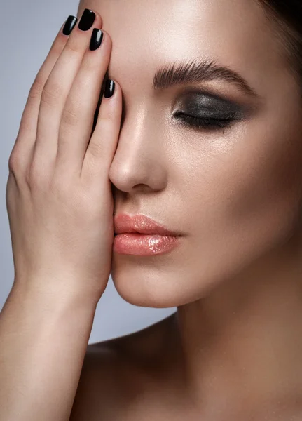 Mujer con maquillaje elegante — Foto de Stock