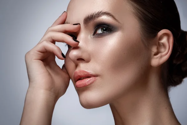 Mujer con maquillaje elegante —  Fotos de Stock