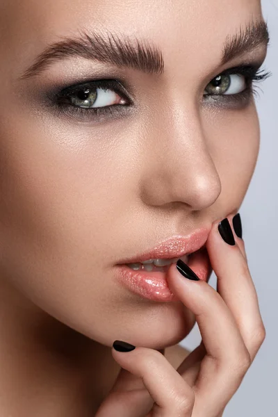 Mujer con maquillaje elegante — Foto de Stock