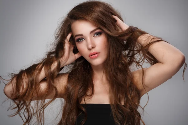 Женщина с длинными вьющимися волосами — стоковое фото