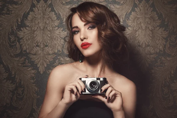 Kadın modeli ile fotoğraf makinesi ile retro tarzında — Stok fotoğraf