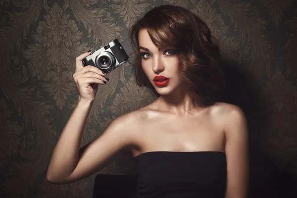 Kadın modeli ile fotoğraf makinesi ile retro tarzında — Stok fotoğraf