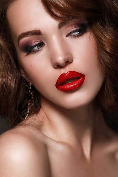 美丽的女人和鲜红的嘴唇 — 图库照片