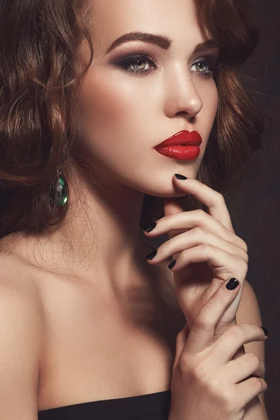 Mulher bonita com lábios vermelhos — Fotografia de Stock