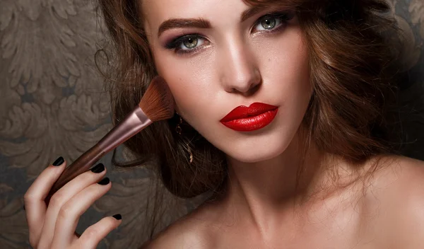 Mujer con cepillo de maquillaje — Foto de Stock