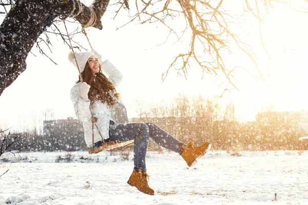 Vrolijke vrouw in winter park — Stockfoto