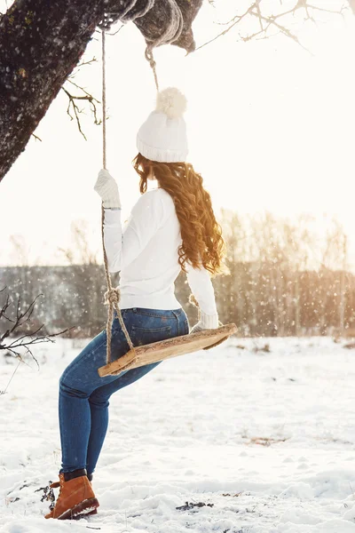 Veselá žena ve winter parku — Stock fotografie