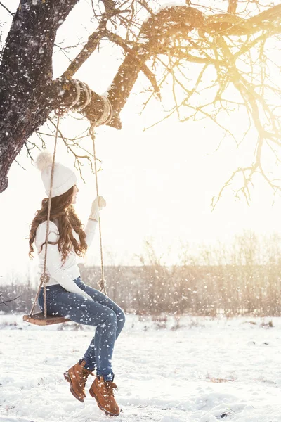 Mulher alegre no parque de inverno — Fotografia de Stock