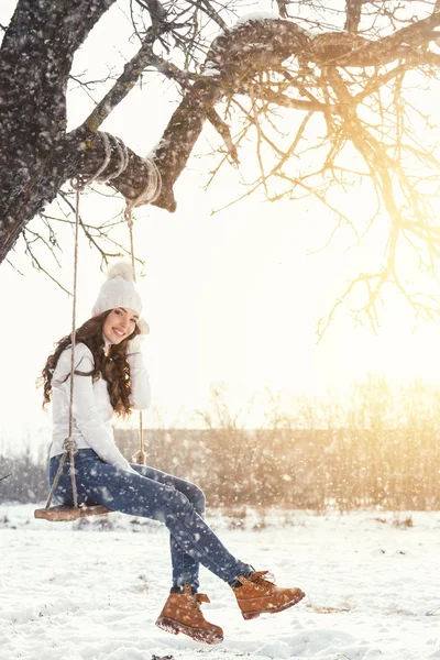 Veselá žena ve winter parku — Stock fotografie