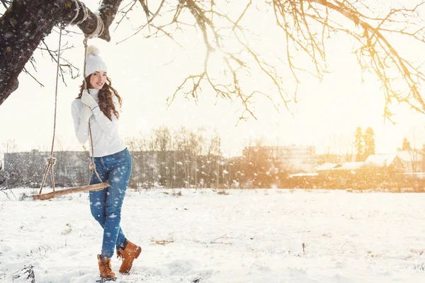 Веселая женщина в зимнем парке — стоковое фото
