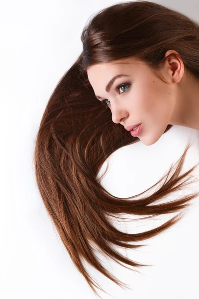 Mulher com longos cabelos castanhos saudáveis — Fotografia de Stock