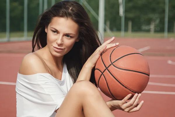 性感女孩与篮球球 — 图库照片