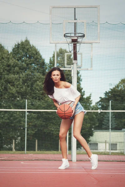 Mulher no campo de basquete — Fotografia de Stock