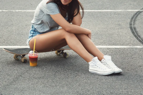 Girl with  skateboard and smoothie — Stock Photo, Image