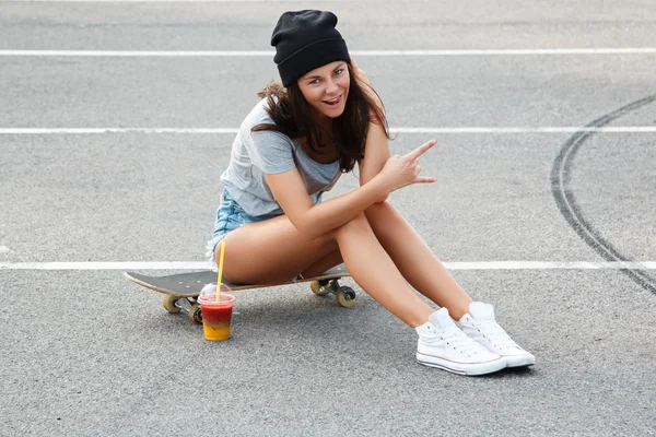 Dívka s skateboard a lichotník — Stock fotografie