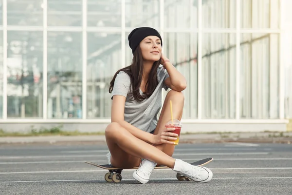 Fille avec planche à roulettes et smoothie — Photo