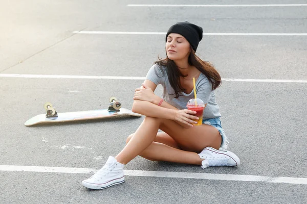 Flicka med skateboard och smoothie — Stockfoto