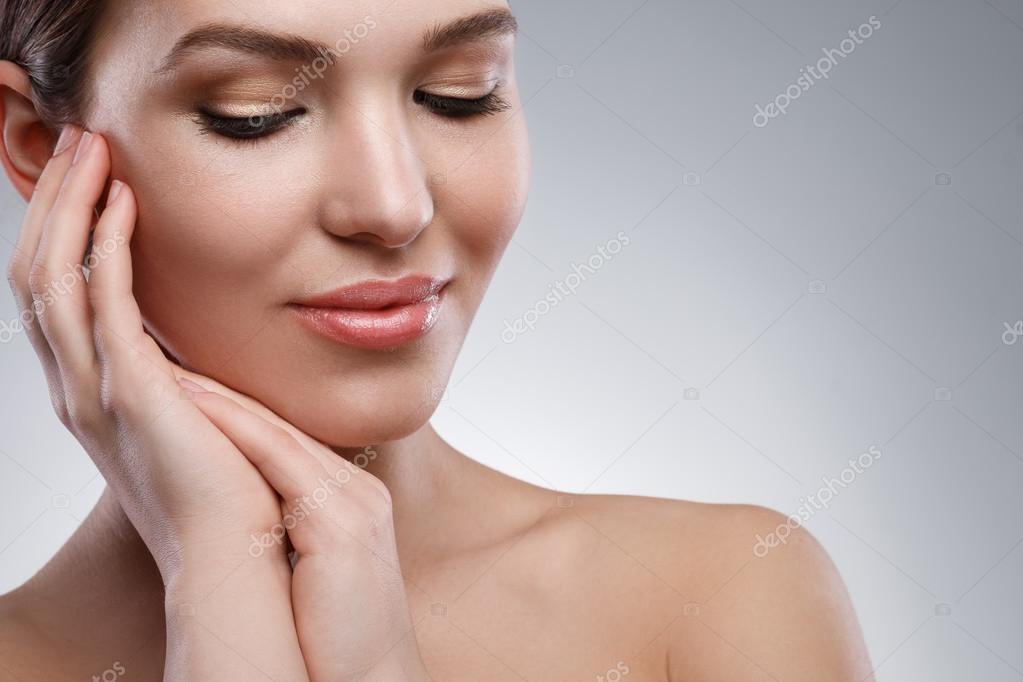 красивая кожа лица. девушка с красивой кожей. красивое молодое лицо. если оттянуть кожу то она 3 класс. кожа мягкая и упругая.