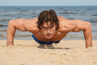 gönderme yapan fitness erkek