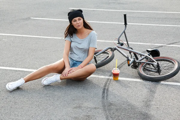 Hipster-Mädchen posiert mit Fahrrad — Stockfoto