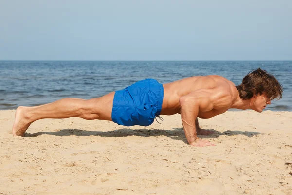 Homem muscular fazendo empurrar para cima — Fotografia de Stock