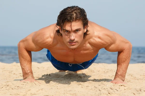 Muscular man doing push up — Stock Photo, Image