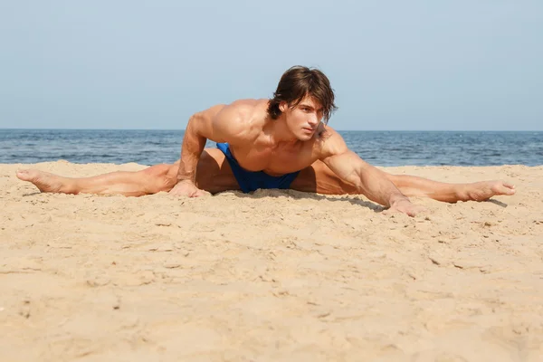 Adam sahilde germe — Stok fotoğraf