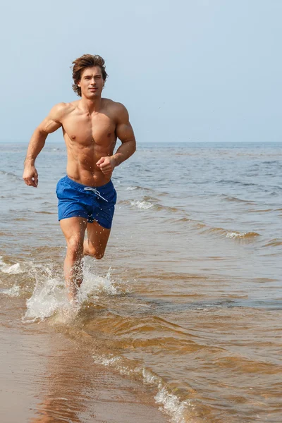 海岸でジョギング男 — ストック写真