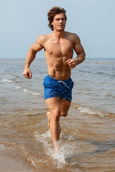 Uomo che fa jogging sulla costa marittima — Foto Stock