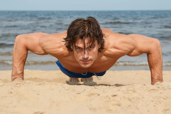 Γυμναστήριο άνθρωπος κάνει push up — Φωτογραφία Αρχείου