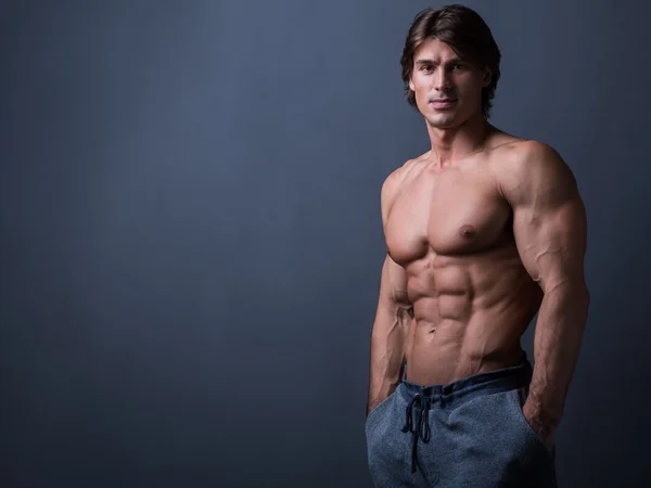 Muskulöser Mann posiert — Stockfoto