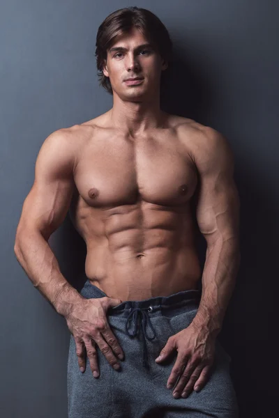 Hombre muscular posando —  Fotos de Stock
