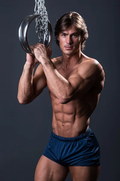 금속 고리와 근육 질의 남자 — 스톡 사진