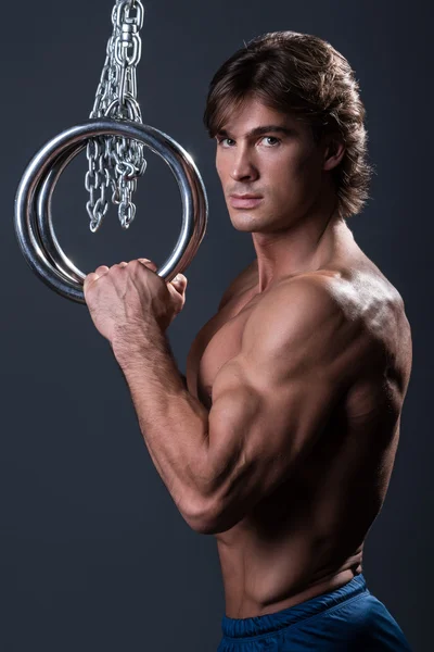 Muskulöser Mann mit metallischen Ringen — Stockfoto