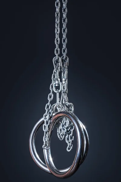 Metallische Gymnastikringe auf dunklem Hintergrund — Stockbild Metallische Turnringe — Stockfoto