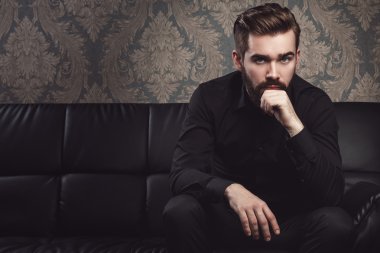 şık yakışıklı adam