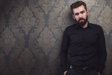 şık yakışıklı adam