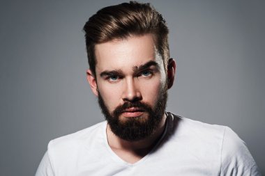  Sakallı yakışıklı adam.