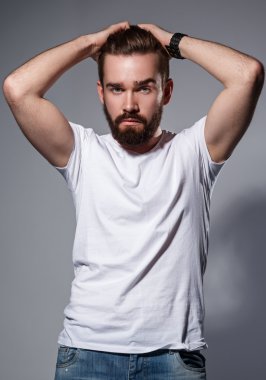  Sakallı yakışıklı adam.