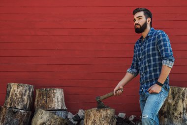 Yakışıklı sakallı adam. 