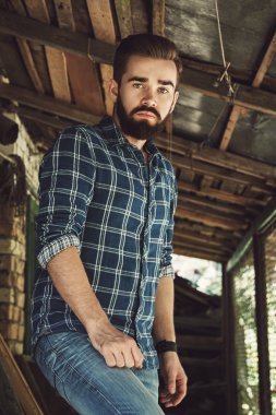 Kareli gömlekli sakallı adam