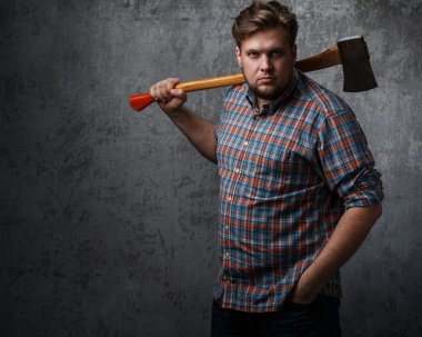 Sakallı adam balta ile